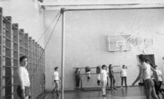 А еще такая была школьная форма: белые маечки -синие трусики (или треники)...