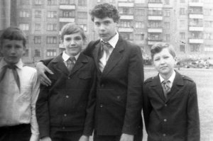 Там где щас ДНР, раньше школьная форма пацанов была коричневой .  Привезенная из Москвы  синяя выглядела инородой и иногда ее просили заменить... 
Исчо: рубашки тока защитные и такими же галстуками (с военторга). С перестройкой строгости поубавилось...