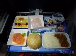 Типичная еда эконома на длительных рейсах (трансатлантика, к примеру, у Аэрофлота почти так же - первое, салат/нарезка, булочка, сладости). У бизнеса, все же, не в форме из фольги подают )) А на фотке в фишке - северкорейская Air Koryo. Аэрофлот - ниже