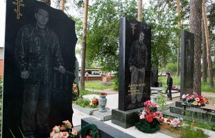 Чепушилы подкатили, но годами ошиблись...Теперь все по бумажкам и фирмы веников не вяжут.
Вот они где все - былые "герои".