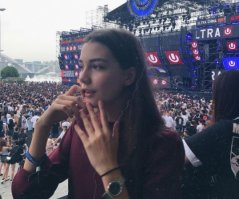 А нахрена лицо-то замазывать было? Аффтар какой-то странный...
P.S. Мать 14-летней модели из Перми Влады Дзюбы, которая скончалась после показа в Шанхае, назвала причину смерти дочери. По ее словам, всему виной не менингит, а истощение организма из-за тяжелых условий работы.