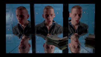 Ой как же он мне вот этого кадра кадра напомнил)))