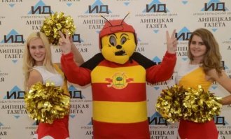 Хк Липецк. Зовут его Жека Шмель. Самы прикол, что там и мужика в костюме этом хлебало примерно такое же))) Про него как-то даже в +100500 видео было