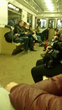 Этот дяденька живет в Томилино, он хипарь со стажем. Ходит в футболке и босиком круглогодично. Если с ним поздороваться. то он ответит отрижкой и знаком "peace". Раньше шмаль растил у себя на хате, ща не в курсе)))