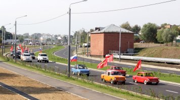 У нас во Владимире с приходом губернатора Орловой примерно как в статье начали всё приводить в нормальный вид. Сносить массово бомжатники расселяя людей, строить дороги и чинить старые, ремонт исторических строений, типа здания красного креста, в центре города, что вечно пугал приезжих бомжеватыми руинами.
Вообще культура - если не перекроют бабло то такими темпами через пару лет можно не стесняясь немецким городкам средний палец показывать. 

Кстати   многим в властях города всё  это ОЧЕНЬ  не  нравиться.Газеты пишут о  цветочных тумбах  по 1 000 000 рублей штука, о  владельцах домов  у коотрых насильно отняли  землю и их бомжатники в центре  города (  а через  эту территорию протянули  дорогу, а то  там  даже ночь пробки были ). Дают  денег  за подписи  и участие  в протестах против  вообще  всего что только можно и  хоть как  либо связано с Орловой.
 Даже отвоевали  вечно  горящие свалки у  города, и  не дали построить  мусоросортировочный комбинат  немецкий.  Кстати  асматиков  у нас  больше чем  в  Челябинске, и  лёгочных  болезней  в верхней части списка по  России  хотя  ничего вредного как бы особо  нет якобы. Есть мнение  что это связано с постоянно горящими свалками у  города.
 Сопротивление  против  вего включая  спортивные  площадки  во дворах адское. Суды пачками, бешеные  бабульки  науськаные сказками  про  радиоактивные  цветы и ещё  чёрте  что с протестами и воем  на камеры.  Тихо воровать  бюджет ничего не  делая видимо намного прибыльнее.