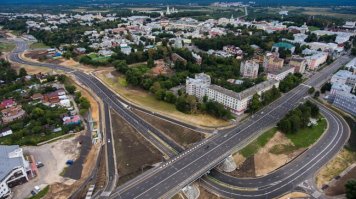 У нас во Владимире с приходом губернатора Орловой примерно как в статье начали всё приводить в нормальный вид. Сносить массово бомжатники расселяя людей, строить дороги и чинить старые, ремонт исторических строений, типа здания красного креста, в центре города, что вечно пугал приезжих бомжеватыми руинами.
Вообще культура - если не перекроют бабло то такими темпами через пару лет можно не стесняясь немецким городкам средний палец показывать. 

Кстати   многим в властях города всё  это ОЧЕНЬ  не  нравиться.Газеты пишут о  цветочных тумбах  по 1 000 000 рублей штука, о  владельцах домов  у коотрых насильно отняли  землю и их бомжатники в центре  города (  а через  эту территорию протянули  дорогу, а то  там  даже ночь пробки были ). Дают  денег  за подписи  и участие  в протестах против  вообще  всего что только можно и  хоть как  либо связано с Орловой.
 Даже отвоевали  вечно  горящие свалки у  города, и  не дали построить  мусоросортировочный комбинат  немецкий.  Кстати  асматиков  у нас  больше чем  в  Челябинске, и  лёгочных  болезней  в верхней части списка по  России  хотя  ничего вредного как бы особо  нет якобы. Есть мнение  что это связано с постоянно горящими свалками у  города.
 Сопротивление  против  вего включая  спортивные  площадки  во дворах адское. Суды пачками, бешеные  бабульки  науськаные сказками  про  радиоактивные  цветы и ещё  чёрте  что с протестами и воем  на камеры.  Тихо воровать  бюджет ничего не  делая видимо намного прибыльнее.