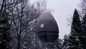 Блин, мне одному напомнило фильм Лиловый Шар?