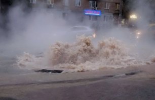 а у нас в киеве, наконец то хунта дала горячую воду. правда, только пока только на улице.шёл по делам, постоял, погрелся.ул Ушинского.сегодня.