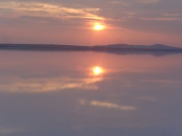 Мы были в позапрошлом году. Очень красивое озеро, но, конечно, совсем не розовое. Хотя читала, что розовым от определенного вида микроорганизмов становится, может, не сезон для них был. Мы ездили на своей машине, пешком, как мне кажется, сложно очень.Вокруг полупустые села, не знаю даже, как там с общественным транспортом.