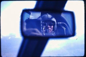 "селфи"="себяшка"
это фото не "себяшка"-пилот из передней кабины сфотографировал в зеркало пилота задней кабины=все равно если бы водитель в зеркало заднего вида сфотографировал бы сидящего сзади пассажира