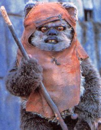 Посередине - эвок, коренной житель Луны Священной - спутника планеты Эндор.