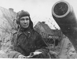 Брат младший Александр мстил за неё нещадно

Ушёл на фронт после смерти сестры. Находясь на фронте стремился отыскать палачей своей сестры. Участвовал в освобождении Белоруссии и Прибалтики, в прорыве рубежей немецкой обороны в Восточной Пруссии.

Известен не просто подвигами во время штурма Кёнигсберга, а выигрышем локальных боев переходящих в оперативный успех войск. 6 апреля 1945 Александр в Кёнигсберге на тяжелом танке КВ самостоятельно форсировал канал Ландграбен, уничтожив там батарею фашистов и удерживал плацдарм до создания переправы войск.

После этого получил звание гвардии старшего лейтенанта и был назначен командиром батареи ИСУ-152 350-го гвардейского тяжёлого самоходного артиллерийского полка (43-я армия, 3-й Белорусский фронт).

8 апреля в бою северо-западнее Кёнигсберга его батарея, преодолев минное поле и плотный заградительный огонь, первой прорвалась в форт  Королева Луиза  и, нанеся значительный урон противнику мощным огнём, принудила гарнизон форта к капитуляции. В плен сдались 550 солдат, также советским воинам достались 9 исправных танков и склады.

В бою 12 апреля 1945 года у населённого пункта Метгетен его батарея подбила 2 самоходных орудия врага, уничтожила 18 дзотов и укрепленных зданий с гарнизонами врага, истребила до 50 солдат противника.

13 апреля 1945 года в бою с противотанковой батареей на северо-западе Кёнигсберга уничтожил 4 орудия и около роты пехоты, а после того как его САУ была подбита, при поддержке других САУ под его командованием вступил в стрелковый бой с оставшейся пехотой нацистов и захватил ключевой опорный пункт в городке Фирбрюдеркруг (нем. Vierbrüderkrug) на Земландском полуострове западнее нынешнего Калининграда. В этом бою был смертельно ранен.

Звание Героя Советского Союза Александру Анатольевичу Космодемьянскому присвоено посмертно 29 июня 1945 года.