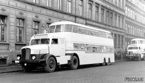 В 1959 году в Москве появились три двухэтажных автобуса немецкого производства. Есть версия, что это был подарок тогдашнего лидера Восточной Германии Отто Гротеволя, отблагодарившего таким образом Никиту Сергеевича Хрущева за пару отправленные им незадолго до того руководству ГДР правительственных лимузинов ЗиЛ новейшей модели. Во время визита советского генсека в Восточную Германию,  хозяин  ГДР подметил, что Хрущев с большим интересом отнесся к курсирующим по улицам Берлина двухэтажным автобусам и решил отправить несколько образцов таких машин в СССР на пробу. (Правда, в отличие от советских подарков, по крайней мере два немецких  колесных презента  оказались не новыми: в Москву привезли уже подержанные пассажирские машины   с них даже не удосужились содрать фирменные эмблемы берлинского городского управления транспорта.)
Один из немецких  даблдеккеров     гэдээровский  LOWA Do-56, был вполне традиционной машиной такого типа с капотной компоновкой.  Пятьдесят шестые  выпускались в период с 1957 по 1959 год и были не редкостью в ГДР (в одном лишь Восточном Берлине их ходило по маршрутам более ста штук и, к слову сказать, один из них даже  засветился  в кадрах знаменитого нашего сериала  Семнадцать мгновений весны ). Высота  двухэтажника  составляла чуть больше 4 метров, длина   10 метров, шестицилиндровый двигатель имел мощность 120 л. с. На нижнем этаже предусматривалось 24 сидячих и 20 стоячих мест, а на верхнем разрешалось перевозить пассажиров только сидящих (высота салона   всего 171 см), там для них  зарезервировали  28 мест.
Другая машина имела бескапотную компоновку. Судя по имеющейся информации, это был западногерманский Büssing D2U. Автобус, снабженный 150-сильным дизелем, обладал сходными с Do-56  паспортными данными . Длина   чуть больше 10 метров, высота   4; количество мест: 42 сидячих и 21 стоячее внизу, 21 сидячее на верхнем этаже. Заслуживает внимания тот факт, что по свидетельствам ветеранов 3-го автобусного парка Москвы, куда передали для эксплуатации все  двухэтажники , этот экземпляр автобуса был совсем новый, то есть специально закуплен для работы в Белокаменной. Так что, возможно, история с подарком от немецкого лидера все-таки является вымыслом и при Никите Хрущеве в советской столице всерьез планировали организовать работу на городских маршрутах двухэтажных автобусов, а для этого испытывали разные конструкции таких пассажирских машин.
Третий экземпляр двухэтажного автобуса, доставленный в 1959 году в Златоглавую, по сравнению с уже упомянутыми двумя был куда более  эксклюзивным . Эта машина имела обозначение Do S6 и представляла собой серийный седельный тягач IFA H-6, снабженный специальным двухэтажным пассажирским прицепом. Таких  монстров  в ГДР было собрано всего восемь штук. Семь из них так и проработали всю свою жизнь в Берлине, а одного отправили в Москву. Длина необычного автопоезда составляла почти 15 метров (прицеп   более 11 метров), высота 4 м, вместимость салонов   100 мест, наверх вели с площадок две крутые лестницы (верхний салон был рассчитан на 40 сидячих и даже 3 стоячих места при том, что высота потолка была все те же стандартные 171 см). Мощности тягача (его дизель развивал 120 л. с.) хватало, чтобы разогнать этот громоздкий агрегат до 50 км/ч.
Двухэтажный автопоезд привезли в Первопрестольную по железной дороге, а вот два других  даблдеккера  приехали к нам из Европы своим ходом через Польшу,  намотав  более 1700 километров.
 Немцы  возили пассажиров по маршруту  111 от пл. Революции до МГУ   он проходил по Ленинскому проспекту, Большой Якиманке, через Большой Каменный мост... Позднее, в 1963-м,  даблдеккеры  перевели на только что открывшийся тогда маршрут  144, связавший станцию метро  Октябрьская  с новыми кварталами на юго-западе столицы (нынешняя ул. Миклухо-Маклая). Однако здесь эти импортные машины на долго не задержались (причина   перевод этого маршрута, как и всех других городских пассажирских линий на бескондукторное обслуживание, которое в случае с  двухэтажниками  использовать было нельзя: ведь если убрать кондукторов, то некому будет следить за порядком при переходе пассажиров в верхний салон). Уже ближе к зиме того же года все три  немца  были отправлены на  загородную  линию   маршрут  211 от станции метро  Октябрьская  до аэропорта  Внуково  (здесь использовалась зонная оплата проезда и потому по-прежнему работали кондукторы). Впрочем, и на  двести одиннадцатом   даблдеккеры  не задержались: последнее упоминание о них обнаруживается в номере газеты столичных транспортников  За отличный рейс , датированном 6 января 1964 года. На этом  двухэтажный период  в истории московского городского транспорта закончился, а все три немецкие машины были списаны в металлолом.
Непосредственной причиной такой  отставки  скорее всего стало отсутствие запчастей к ним. Хотя, по воспоминаниям ветерана-водителя 3-го автобусного парка В. Пронина,  даблдеккеры  вообще оказались далеко не самыми удачными машинами для работы на наших городских маршрутах. Этих  немцев  отличала весьма плохая маневренность (а при попытке выполнить крутой поворот на мало-мальски приличной скорости высоченный вагон грозил завалиться на бок!). Непривычная к двухэтажным салонам московская публика крайне неохотно поднималась на  верхотуру , поскольку потом оттуда было очень проблематично выйти на нужной остановке (впрочем, в зимнее время, в условиях  хронического  гололеда, на дорогах было вообще запрещено перевозить пассажиров в верхних салонах). Вдобавок на Do-56 сохранилась  родная  конструкция задней площадки   вообще без дверей, так что в дождь и снег пассажирам там находиться было очень неуютно, а при образовании наледи посадка-высадка и вовсе становилась опасной.