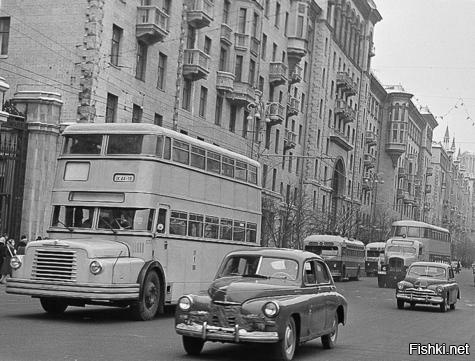 В 1959 году в Москве появились три двухэтажных автобуса немецкого производства. Есть версия, что это был подарок тогдашнего лидера Восточной Германии Отто Гротеволя, отблагодарившего таким образом Никиту Сергеевича Хрущева за пару отправленные им незадолго до того руководству ГДР правительственных лимузинов ЗиЛ новейшей модели. Во время визита советского генсека в Восточную Германию,  хозяин  ГДР подметил, что Хрущев с большим интересом отнесся к курсирующим по улицам Берлина двухэтажным автобусам и решил отправить несколько образцов таких машин в СССР на пробу. (Правда, в отличие от советских подарков, по крайней мере два немецких  колесных презента  оказались не новыми: в Москву привезли уже подержанные пассажирские машины   с них даже не удосужились содрать фирменные эмблемы берлинского городского управления транспорта.)
Один из немецких  даблдеккеров     гэдээровский  LOWA Do-56, был вполне традиционной машиной такого типа с капотной компоновкой.  Пятьдесят шестые  выпускались в период с 1957 по 1959 год и были не редкостью в ГДР (в одном лишь Восточном Берлине их ходило по маршрутам более ста штук и, к слову сказать, один из них даже  засветился  в кадрах знаменитого нашего сериала  Семнадцать мгновений весны ). Высота  двухэтажника  составляла чуть больше 4 метров, длина   10 метров, шестицилиндровый двигатель имел мощность 120 л. с. На нижнем этаже предусматривалось 24 сидячих и 20 стоячих мест, а на верхнем разрешалось перевозить пассажиров только сидящих (высота салона   всего 171 см), там для них  зарезервировали  28 мест.
Другая машина имела бескапотную компоновку. Судя по имеющейся информации, это был западногерманский Büssing D2U. Автобус, снабженный 150-сильным дизелем, обладал сходными с Do-56  паспортными данными . Длина   чуть больше 10 метров, высота   4; количество мест: 42 сидячих и 21 стоячее внизу, 21 сидячее на верхнем этаже. Заслуживает внимания тот факт, что по свидетельствам ветеранов 3-го автобусного парка Москвы, куда передали для эксплуатации все  двухэтажники , этот экземпляр автобуса был совсем новый, то есть специально закуплен для работы в Белокаменной. Так что, возможно, история с подарком от немецкого лидера все-таки является вымыслом и при Никите Хрущеве в советской столице всерьез планировали организовать работу на городских маршрутах двухэтажных автобусов, а для этого испытывали разные конструкции таких пассажирских машин.
Третий экземпляр двухэтажного автобуса, доставленный в 1959 году в Златоглавую, по сравнению с уже упомянутыми двумя был куда более  эксклюзивным . Эта машина имела обозначение Do S6 и представляла собой серийный седельный тягач IFA H-6, снабженный специальным двухэтажным пассажирским прицепом. Таких  монстров  в ГДР было собрано всего восемь штук. Семь из них так и проработали всю свою жизнь в Берлине, а одного отправили в Москву. Длина необычного автопоезда составляла почти 15 метров (прицеп   более 11 метров), высота 4 м, вместимость салонов   100 мест, наверх вели с площадок две крутые лестницы (верхний салон был рассчитан на 40 сидячих и даже 3 стоячих места при том, что высота потолка была все те же стандартные 171 см). Мощности тягача (его дизель развивал 120 л. с.) хватало, чтобы разогнать этот громоздкий агрегат до 50 км/ч.
Двухэтажный автопоезд привезли в Первопрестольную по железной дороге, а вот два других  даблдеккера  приехали к нам из Европы своим ходом через Польшу,  намотав  более 1700 километров.
 Немцы  возили пассажиров по маршруту  111 от пл. Революции до МГУ   он проходил по Ленинскому проспекту, Большой Якиманке, через Большой Каменный мост... Позднее, в 1963-м,  даблдеккеры  перевели на только что открывшийся тогда маршрут  144, связавший станцию метро  Октябрьская  с новыми кварталами на юго-западе столицы (нынешняя ул. Миклухо-Маклая). Однако здесь эти импортные машины на долго не задержались (причина   перевод этого маршрута, как и всех других городских пассажирских линий на бескондукторное обслуживание, которое в случае с  двухэтажниками  использовать было нельзя: ведь если убрать кондукторов, то некому будет следить за порядком при переходе пассажиров в верхний салон). Уже ближе к зиме того же года все три  немца  были отправлены на  загородную  линию   маршрут  211 от станции метро  Октябрьская  до аэропорта  Внуково  (здесь использовалась зонная оплата проезда и потому по-прежнему работали кондукторы). Впрочем, и на  двести одиннадцатом   даблдеккеры  не задержались: последнее упоминание о них обнаруживается в номере газеты столичных транспортников  За отличный рейс , датированном 6 января 1964 года. На этом  двухэтажный период  в истории московского городского транспорта закончился, а все три немецкие машины были списаны в металлолом.
Непосредственной причиной такой  отставки  скорее всего стало отсутствие запчастей к ним. Хотя, по воспоминаниям ветерана-водителя 3-го автобусного парка В. Пронина,  даблдеккеры  вообще оказались далеко не самыми удачными машинами для работы на наших городских маршрутах. Этих  немцев  отличала весьма плохая маневренность (а при попытке выполнить крутой поворот на мало-мальски приличной скорости высоченный вагон грозил завалиться на бок!). Непривычная к двухэтажным салонам московская публика крайне неохотно поднималась на  верхотуру , поскольку потом оттуда было очень проблематично выйти на нужной остановке (впрочем, в зимнее время, в условиях  хронического  гололеда, на дорогах было вообще запрещено перевозить пассажиров в верхних салонах). Вдобавок на Do-56 сохранилась  родная  конструкция задней площадки   вообще без дверей, так что в дождь и снег пассажирам там находиться было очень неуютно, а при образовании наледи посадка-высадка и вовсе становилась опасной.
