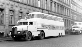 В 1959 году в Москве появились три двухэтажных автобуса немецкого производства. Есть версия, что это был подарок тогдашнего лидера Восточной Германии Отто Гротеволя, отблагодарившего таким образом Никиту Сергеевича Хрущева за пару отправленные им незадолго до того руководству ГДР правительственных лимузинов ЗиЛ новейшей модели. Во время визита советского генсека в Восточную Германию,  хозяин  ГДР подметил, что Хрущев с большим интересом отнесся к курсирующим по улицам Берлина двухэтажным автобусам и решил отправить несколько образцов таких машин в СССР на пробу. (Правда, в отличие от советских подарков, по крайней мере два немецких  колесных презента  оказались не новыми: в Москву привезли уже подержанные пассажирские машины   с них даже не удосужились содрать фирменные эмблемы берлинского городского управления транспорта.)
Один из немецких  даблдеккеров     гэдээровский  LOWA Do-56, был вполне традиционной машиной такого типа с капотной компоновкой.  Пятьдесят шестые  выпускались в период с 1957 по 1959 год и были не редкостью в ГДР (в одном лишь Восточном Берлине их ходило по маршрутам более ста штук и, к слову сказать, один из них даже  засветился  в кадрах знаменитого нашего сериала  Семнадцать мгновений весны ). Высота  двухэтажника  составляла чуть больше 4 метров, длина   10 метров, шестицилиндровый двигатель имел мощность 120 л. с. На нижнем этаже предусматривалось 24 сидячих и 20 стоячих мест, а на верхнем разрешалось перевозить пассажиров только сидящих (высота салона   всего 171 см), там для них  зарезервировали  28 мест.
Другая машина имела бескапотную компоновку. Судя по имеющейся информации, это был западногерманский Büssing D2U. Автобус, снабженный 150-сильным дизелем, обладал сходными с Do-56  паспортными данными . Длина   чуть больше 10 метров, высота   4; количество мест: 42 сидячих и 21 стоячее внизу, 21 сидячее на верхнем этаже. Заслуживает внимания тот факт, что по свидетельствам ветеранов 3-го автобусного парка Москвы, куда передали для эксплуатации все  двухэтажники , этот экземпляр автобуса был совсем новый, то есть специально закуплен для работы в Белокаменной. Так что, возможно, история с подарком от немецкого лидера все-таки является вымыслом и при Никите Хрущеве в советской столице всерьез планировали организовать работу на городских маршрутах двухэтажных автобусов, а для этого испытывали разные конструкции таких пассажирских машин.
Третий экземпляр двухэтажного автобуса, доставленный в 1959 году в Златоглавую, по сравнению с уже упомянутыми двумя был куда более  эксклюзивным . Эта машина имела обозначение Do S6 и представляла собой серийный седельный тягач IFA H-6, снабженный специальным двухэтажным пассажирским прицепом. Таких  монстров  в ГДР было собрано всего восемь штук. Семь из них так и проработали всю свою жизнь в Берлине, а одного отправили в Москву. Длина необычного автопоезда составляла почти 15 метров (прицеп   более 11 метров), высота 4 м, вместимость салонов   100 мест, наверх вели с площадок две крутые лестницы (верхний салон был рассчитан на 40 сидячих и даже 3 стоячих места при том, что высота потолка была все те же стандартные 171 см). Мощности тягача (его дизель развивал 120 л. с.) хватало, чтобы разогнать этот громоздкий агрегат до 50 км/ч.
Двухэтажный автопоезд привезли в Первопрестольную по железной дороге, а вот два других  даблдеккера  приехали к нам из Европы своим ходом через Польшу,  намотав  более 1700 километров.
 Немцы  возили пассажиров по маршруту  111 от пл. Революции до МГУ   он проходил по Ленинскому проспекту, Большой Якиманке, через Большой Каменный мост... Позднее, в 1963-м,  даблдеккеры  перевели на только что открывшийся тогда маршрут  144, связавший станцию метро  Октябрьская  с новыми кварталами на юго-западе столицы (нынешняя ул. Миклухо-Маклая). Однако здесь эти импортные машины на долго не задержались (причина   перевод этого маршрута, как и всех других городских пассажирских линий на бескондукторное обслуживание, которое в случае с  двухэтажниками  использовать было нельзя: ведь если убрать кондукторов, то некому будет следить за порядком при переходе пассажиров в верхний салон). Уже ближе к зиме того же года все три  немца  были отправлены на  загородную  линию   маршрут  211 от станции метро  Октябрьская  до аэропорта  Внуково  (здесь использовалась зонная оплата проезда и потому по-прежнему работали кондукторы). Впрочем, и на  двести одиннадцатом   даблдеккеры  не задержались: последнее упоминание о них обнаруживается в номере газеты столичных транспортников  За отличный рейс , датированном 6 января 1964 года. На этом  двухэтажный период  в истории московского городского транспорта закончился, а все три немецкие машины были списаны в металлолом.
Непосредственной причиной такой  отставки  скорее всего стало отсутствие запчастей к ним. Хотя, по воспоминаниям ветерана-водителя 3-го автобусного парка В. Пронина,  даблдеккеры  вообще оказались далеко не самыми удачными машинами для работы на наших городских маршрутах. Этих  немцев  отличала весьма плохая маневренность (а при попытке выполнить крутой поворот на мало-мальски приличной скорости высоченный вагон грозил завалиться на бок!). Непривычная к двухэтажным салонам московская публика крайне неохотно поднималась на  верхотуру , поскольку потом оттуда было очень проблематично выйти на нужной остановке (впрочем, в зимнее время, в условиях  хронического  гололеда, на дорогах было вообще запрещено перевозить пассажиров в верхних салонах). Вдобавок на Do-56 сохранилась  родная  конструкция задней площадки   вообще без дверей, так что в дождь и снег пассажирам там находиться было очень неуютно, а при образовании наледи посадка-высадка и вовсе становилась опасной.