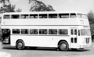 В 1959 году в Москве появились три двухэтажных автобуса немецкого производства. Есть версия, что это был подарок тогдашнего лидера Восточной Германии Отто Гротеволя, отблагодарившего таким образом Никиту Сергеевича Хрущева за пару отправленные им незадолго до того руководству ГДР правительственных лимузинов ЗиЛ новейшей модели. Во время визита советского генсека в Восточную Германию,  хозяин  ГДР подметил, что Хрущев с большим интересом отнесся к курсирующим по улицам Берлина двухэтажным автобусам и решил отправить несколько образцов таких машин в СССР на пробу. (Правда, в отличие от советских подарков, по крайней мере два немецких  колесных презента  оказались не новыми: в Москву привезли уже подержанные пассажирские машины   с них даже не удосужились содрать фирменные эмблемы берлинского городского управления транспорта.)
Один из немецких  даблдеккеров     гэдээровский  LOWA Do-56, был вполне традиционной машиной такого типа с капотной компоновкой.  Пятьдесят шестые  выпускались в период с 1957 по 1959 год и были не редкостью в ГДР (в одном лишь Восточном Берлине их ходило по маршрутам более ста штук и, к слову сказать, один из них даже  засветился  в кадрах знаменитого нашего сериала  Семнадцать мгновений весны ). Высота  двухэтажника  составляла чуть больше 4 метров, длина   10 метров, шестицилиндровый двигатель имел мощность 120 л. с. На нижнем этаже предусматривалось 24 сидячих и 20 стоячих мест, а на верхнем разрешалось перевозить пассажиров только сидящих (высота салона   всего 171 см), там для них  зарезервировали  28 мест.
Другая машина имела бескапотную компоновку. Судя по имеющейся информации, это был западногерманский Büssing D2U. Автобус, снабженный 150-сильным дизелем, обладал сходными с Do-56  паспортными данными . Длина   чуть больше 10 метров, высота   4; количество мест: 42 сидячих и 21 стоячее внизу, 21 сидячее на верхнем этаже. Заслуживает внимания тот факт, что по свидетельствам ветеранов 3-го автобусного парка Москвы, куда передали для эксплуатации все  двухэтажники , этот экземпляр автобуса был совсем новый, то есть специально закуплен для работы в Белокаменной. Так что, возможно, история с подарком от немецкого лидера все-таки является вымыслом и при Никите Хрущеве в советской столице всерьез планировали организовать работу на городских маршрутах двухэтажных автобусов, а для этого испытывали разные конструкции таких пассажирских машин.
Третий экземпляр двухэтажного автобуса, доставленный в 1959 году в Златоглавую, по сравнению с уже упомянутыми двумя был куда более  эксклюзивным . Эта машина имела обозначение Do S6 и представляла собой серийный седельный тягач IFA H-6, снабженный специальным двухэтажным пассажирским прицепом. Таких  монстров  в ГДР было собрано всего восемь штук. Семь из них так и проработали всю свою жизнь в Берлине, а одного отправили в Москву. Длина необычного автопоезда составляла почти 15 метров (прицеп   более 11 метров), высота 4 м, вместимость салонов   100 мест, наверх вели с площадок две крутые лестницы (верхний салон был рассчитан на 40 сидячих и даже 3 стоячих места при том, что высота потолка была все те же стандартные 171 см). Мощности тягача (его дизель развивал 120 л. с.) хватало, чтобы разогнать этот громоздкий агрегат до 50 км/ч.
Двухэтажный автопоезд привезли в Первопрестольную по железной дороге, а вот два других  даблдеккера  приехали к нам из Европы своим ходом через Польшу,  намотав  более 1700 километров.
 Немцы  возили пассажиров по маршруту  111 от пл. Революции до МГУ   он проходил по Ленинскому проспекту, Большой Якиманке, через Большой Каменный мост... Позднее, в 1963-м,  даблдеккеры  перевели на только что открывшийся тогда маршрут  144, связавший станцию метро  Октябрьская  с новыми кварталами на юго-западе столицы (нынешняя ул. Миклухо-Маклая). Однако здесь эти импортные машины на долго не задержались (причина   перевод этого маршрута, как и всех других городских пассажирских линий на бескондукторное обслуживание, которое в случае с  двухэтажниками  использовать было нельзя: ведь если убрать кондукторов, то некому будет следить за порядком при переходе пассажиров в верхний салон). Уже ближе к зиме того же года все три  немца  были отправлены на  загородную  линию   маршрут  211 от станции метро  Октябрьская  до аэропорта  Внуково  (здесь использовалась зонная оплата проезда и потому по-прежнему работали кондукторы). Впрочем, и на  двести одиннадцатом   даблдеккеры  не задержались: последнее упоминание о них обнаруживается в номере газеты столичных транспортников  За отличный рейс , датированном 6 января 1964 года. На этом  двухэтажный период  в истории московского городского транспорта закончился, а все три немецкие машины были списаны в металлолом.
Непосредственной причиной такой  отставки  скорее всего стало отсутствие запчастей к ним. Хотя, по воспоминаниям ветерана-водителя 3-го автобусного парка В. Пронина,  даблдеккеры  вообще оказались далеко не самыми удачными машинами для работы на наших городских маршрутах. Этих  немцев  отличала весьма плохая маневренность (а при попытке выполнить крутой поворот на мало-мальски приличной скорости высоченный вагон грозил завалиться на бок!). Непривычная к двухэтажным салонам московская публика крайне неохотно поднималась на  верхотуру , поскольку потом оттуда было очень проблематично выйти на нужной остановке (впрочем, в зимнее время, в условиях  хронического  гололеда, на дорогах было вообще запрещено перевозить пассажиров в верхних салонах). Вдобавок на Do-56 сохранилась  родная  конструкция задней площадки   вообще без дверей, так что в дождь и снег пассажирам там находиться было очень неуютно, а при образовании наледи посадка-высадка и вовсе становилась опасной.