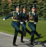 Вот это Аксельба нт (нем. Achselband от Achsel   подмышка и Band   лента, тесьма)   наплечный отличительный предмет (знак различия) в виде золотого, серебряного или цветного нитяного плетёного шнура с металлическими наконечниками.

Прикрепляется на правой (реже левой) стороне мундира (кителя), под погоном или эполетом. Принадлежность форменной одежды, прежде всего военной.

а не та муйня которая тут прописана