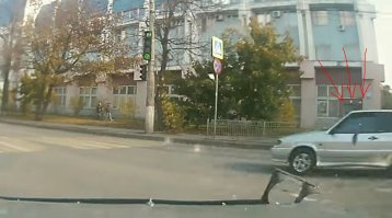 Не, я конечно понимаю, есть страны где на красный проезжать можно если осторожно, но рег посмотрел налево и там чел остановился. Всё, как бы логично уже думать что дятлы с левой стороны закончились и можно переключаться на дятлов с правой стороны, но нет, оказывается ещё один тормознутый дятел так и не понял почему в соседней полосе чел остановился.
Всем, кто не понял куда рег смотрел. Вот на него смотрел.
Симферополь, улица Дальтоников... шучу, шучу.