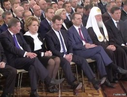 Медведев внес изменения в правила проезда автомобилей при круговом движении