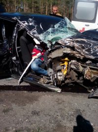 ""...Мы с товарищем ехали через одну машину от аварии! В газелей было двое парней(везли солярку), мы выбили лобовое и помогли парням выбраться. С ними все хорошо! В приоре- водитель норм, одного с пробитой головой погрузили в скорую, а третий,что на пассажирском был, к сожалению, погиб..." Отсюда:vk.com/spb_today?w=wall-68471405_6961338