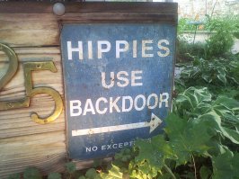 "Вход для хиппи- со двора, без исключений". (Но у этого дома нет чёрного хода, я проверяла).