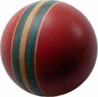 Из игрушек я бы выделил неваляшку и резиновый мяч.
Мяч обязательно должен быть ободранный, можно с дыркой.