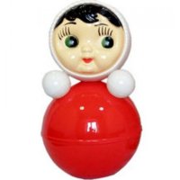 Из игрушек я бы выделил неваляшку и резиновый мяч.
Мяч обязательно должен быть ободранный, можно с дыркой.