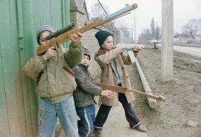 Заглавный снимок КРАЙНЕ НЕУДАЧНО подобран. На снимке - "Чеченские дети с игрушечным оружием в пригороде Грозного, январь 1995 года". 
Не дай Бог никому такого детства.