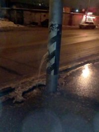 Унутри опоры (столба) турбина с генератором на валу. Чего непонятно?!!