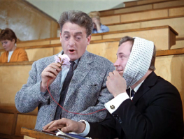 "Говоруна озвучил Владимир Кенигсон, чьим голосом говорили Шапокляк, Кентервильское привидение и Луи де Фюнес в советском дубляже..." 

Кто озвучивал старуху Шапокляк в мультфильмах? В озвучивании этого персонажа принимали участие три актера. В первом мультфильме, вышедшем в 1969 году, Шапокляк говорит голосом Владимира Раутбарта. В 1974 году вышел мультик  Шапокляк . Старушку озвучила Ирина Мазинг. В 1983 году на экраны вышел мультфильм  Чебурашка идет в школу . В нем Шапокляк говорит голосом Юрия Андреева.

Так что Владимир Кенигсон - совсем не Шапокляк.
1. Владимир Кенигсон.
2. Владимир Раутбарт.