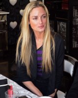 А мне вот эту реально красавицу жалко - Reeva Steenkamp:



Безногий уйопок убил её в собственном доме, после чего понёс всякую лажу, занёс наверняка судьям, так что легко отделался - 6 лет за якобы "неумышленное". Подонок...