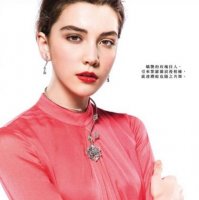 А чё на последней фоте белым замазано? Там что, яйца в открытую??

Вот её фотка, ничего необычного:
