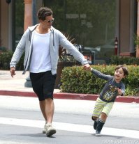 Из половины сделали прям каких-то мучеников/мучениц. Одни они воспитывают, ага! И я не про армию нянь сейчас говорю, а про бывших, которые тоже принимают активное участие. Вот, например, Миранда Керр с какого перепугу мать-одиночка?