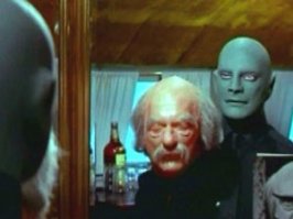 Пранкер нарядил мальчика дедом и отправил за выпивкой. Всё получилось, но алкоголь пришлось вернуть