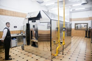 совсем охренели обезьяны  вот отличный уютный домик для них, даже дворецкий есть