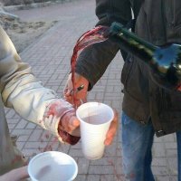 Возьми густой вишневый сок И белый мамин плащ. Лей аккуратно сок на плащ - Получится пятно. Теперь, чтоб не было пятна На мамином плаще, Плащ надо сунуть целиком В густой вишневый сок.