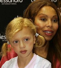 Ох уж эти сказочки, ох уж эти сказочники. Зачем за ЭКО платить ? Брала бы пример с этой дамы