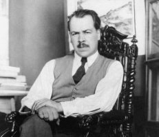 Первый Лысенко, который селекцию вывел на высочайший уровень, второй Вавилов, первый русский генетик. Первый получил героя соц. труда и три сталинские премии, второй сгнил в лагерях :)  У нас в стране действует только селекционный вариант, гены мы, за 100 последних лет,  уничтожили почти полностью :)