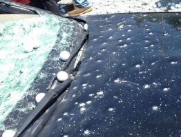 Обычно после крупного града машины выглядят вот так