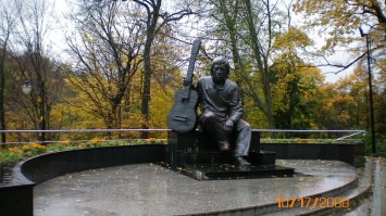 Какое то двоякое впечатление от фотографий. Некоторые очень красивы, иные.... Особенно удивляет, то что осень как ничто другое изобилует разнообразием красок и оттенков. Но даже основном жёлтом можно интереснее снять. Вот мои фото. Я не фотограф. Снимала давно на мыльницу. Просто прогуливаясь по парку, пережидая обед в конторе. Центральный парк города Калининграда.