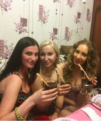 По количеству напитка в стакане можно судить о навыках этих дам. Крайняя справа явно не промах.