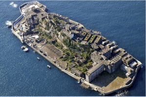 Может я и зануда но это было про Японию(
Японский остров Хасима похож на военный корабль. В начале 19 века здесь обнаружили залежи каменного угля, благодаря чему за пару десятилетий тут вырос полноценный город с кипящей жизнью и активной деятельностью. В предвкушении хорошей прибыли и безбедного существования на острове выстроили многоэтажки, школу, больницу и всю необходимую инфраструктуру. В какой-то момент плотность населения в жилой зоне начала достигать невероятной цифры   139 100 человек на 1 км . Но в середине 70-х, с появлением нефти, уголь утратил свою ценность и Хасима опустел. В 2015 году остров был включен в список Всемирного наследия ЮНЕСКО как  объект промышленной революции периода Мэйдзи: металлургия, судостроение и угольная промышленность . До 2009 года посещение острова находилось под строгим запретом. Сегодня лодки и катера с туристами могут причаливать к его берегам, но заходить вглубь острова по-прежнему запрещено. Фотограф Майкл Гакуран нарушил этот запрет и побывал в самом сердце острова, чтобы увидеть и запечатлеть его нынешнее состояние.  Блок-65   огромное бетонное уродство, внутри гнилые татами и сломанные двери, забытая ребенком матрешка, истерзанный манекен, проржавевшее медицинское оборудование  Между стенами прорастают деревья   природа медленно, но неуклонно берет свое ,   рассказал Гакуран после своего путешествия. Впрочем, посмотрите лучше сами.)И тогда все сходится почему не ловят.А для Бангкока каждый метр на счету