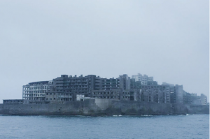 Может я и зануда но это было про Японию(
Японский остров Хасима похож на военный корабль. В начале 19 века здесь обнаружили залежи каменного угля, благодаря чему за пару десятилетий тут вырос полноценный город с кипящей жизнью и активной деятельностью. В предвкушении хорошей прибыли и безбедного существования на острове выстроили многоэтажки, школу, больницу и всю необходимую инфраструктуру. В какой-то момент плотность населения в жилой зоне начала достигать невероятной цифры   139 100 человек на 1 км . Но в середине 70-х, с появлением нефти, уголь утратил свою ценность и Хасима опустел. В 2015 году остров был включен в список Всемирного наследия ЮНЕСКО как  объект промышленной революции периода Мэйдзи: металлургия, судостроение и угольная промышленность . До 2009 года посещение острова находилось под строгим запретом. Сегодня лодки и катера с туристами могут причаливать к его берегам, но заходить вглубь острова по-прежнему запрещено. Фотограф Майкл Гакуран нарушил этот запрет и побывал в самом сердце острова, чтобы увидеть и запечатлеть его нынешнее состояние.  Блок-65   огромное бетонное уродство, внутри гнилые татами и сломанные двери, забытая ребенком матрешка, истерзанный манекен, проржавевшее медицинское оборудование  Между стенами прорастают деревья   природа медленно, но неуклонно берет свое ,   рассказал Гакуран после своего путешествия. Впрочем, посмотрите лучше сами.)И тогда все сходится почему не ловят.А для Бангкока каждый метр на счету