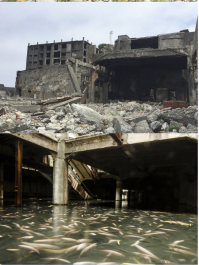 Может я и зануда но это было про Японию(
Японский остров Хасима похож на военный корабль. В начале 19 века здесь обнаружили залежи каменного угля, благодаря чему за пару десятилетий тут вырос полноценный город с кипящей жизнью и активной деятельностью. В предвкушении хорошей прибыли и безбедного существования на острове выстроили многоэтажки, школу, больницу и всю необходимую инфраструктуру. В какой-то момент плотность населения в жилой зоне начала достигать невероятной цифры   139 100 человек на 1 км . Но в середине 70-х, с появлением нефти, уголь утратил свою ценность и Хасима опустел. В 2015 году остров был включен в список Всемирного наследия ЮНЕСКО как  объект промышленной революции периода Мэйдзи: металлургия, судостроение и угольная промышленность . До 2009 года посещение острова находилось под строгим запретом. Сегодня лодки и катера с туристами могут причаливать к его берегам, но заходить вглубь острова по-прежнему запрещено. Фотограф Майкл Гакуран нарушил этот запрет и побывал в самом сердце острова, чтобы увидеть и запечатлеть его нынешнее состояние.  Блок-65   огромное бетонное уродство, внутри гнилые татами и сломанные двери, забытая ребенком матрешка, истерзанный манекен, проржавевшее медицинское оборудование  Между стенами прорастают деревья   природа медленно, но неуклонно берет свое ,   рассказал Гакуран после своего путешествия. Впрочем, посмотрите лучше сами.)И тогда все сходится почему не ловят.А для Бангкока каждый метр на счету