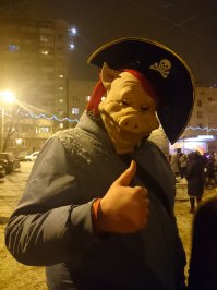 Цена качества. Читал про эти маски: изготавливают их из медицинского латекса, к тому же на внутренней поверхности маска имеет специальные вставки, которые помогают передавать мимику. И да, за добавочные опции (усы, брови, волосы разной длины) - дополнительные наценки А у меня такая вот была, в Праге зацепил. Естественно, на Новый год все просили примерить, вон и товарищ тоже:)