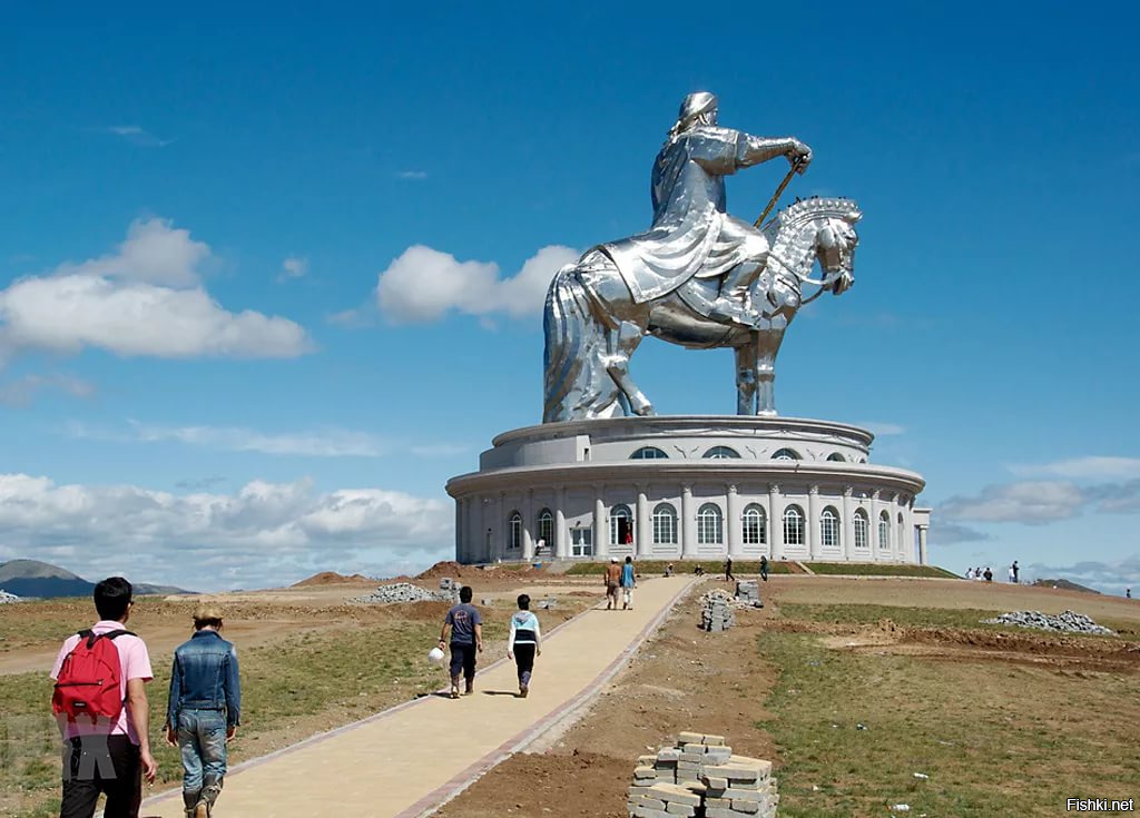 Монголия самое главное. Статуя Чингисхана в Монголии. Статуя Чингисхана в Цонжин-Болдоге. Конная статуя Чингисхана в Монголии. Памятник Чингисхану в Улан-Баторе.