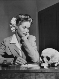 мне кажется, что она далеко не благодарственное письмо пишет...