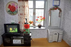 Там есть краник, но он никуда не подключен. И если загуглите - то на всех фото это один и тот же дом, который показывают туристам и который можно фотать.