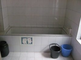 Там есть краник, но он никуда не подключен. И если загуглите - то на всех фото это один и тот же дом, который показывают туристам и который можно фотать.