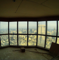 Еще с трудом, но удалось пробраться на заброшенные этажи Лебуа Отеля. В котором снимали несколько сцен "Мальчишника 2". Сейчас вроде тоже уже облагородили. Я так и не понял как в многоэтажном здании в центре города, 2 этажа оказали абсолютно бесхозными.